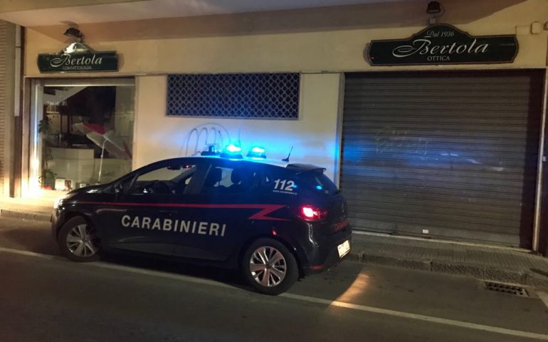 Trafuga occhiali da due negozi di ottica e tenta la fuga ma viene acchiappato dai clienti