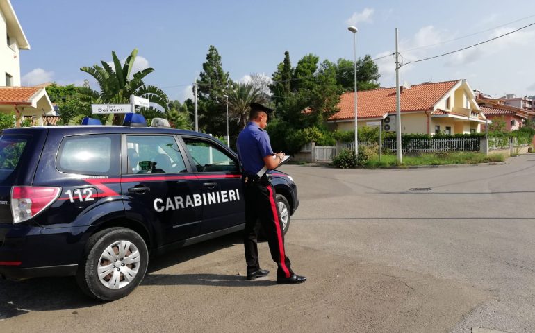 Entra in casa di una donna dalla finestra del bagno per rubare: in manette 27enne