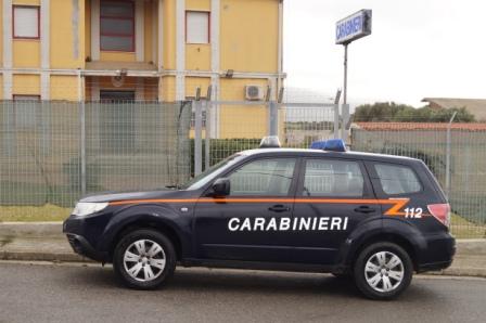In giro per le vie del paese con l’Ape, ubriaco, si scaglia contro i carabinieri