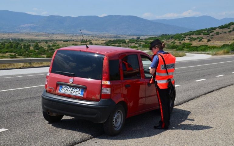 In auto per le vie del paese con due coltelli a serramanico. Denunciato dai carabinieri