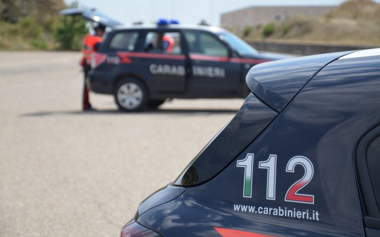 San Teodoro, resta incastrato nel bagno di un bar e cerca di uscire dal balcone: 20enne cade e rimane ferito gravemente