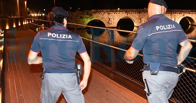 Rimini, ragazza sarda spara sulla folla da un ponte. Arrestata