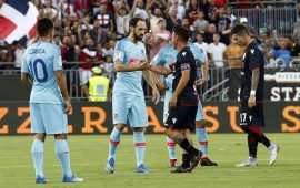 Scambio di saluti tra i capitani Godin e Cossu durante Cagliari Atletico Madrid