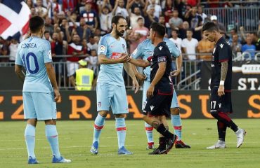 Scambio di saluti tra i capitani Godin e Cossu durante Cagliari Atletico Madrid