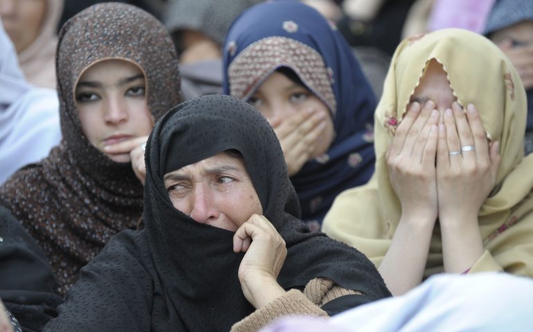 Rifiuta il matrimonio e la conversione all’islamismo, lui la getta dal secondo piano. Accade in Pakistan