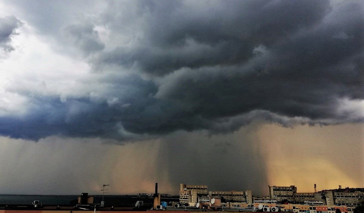 La foto. Cagliari in balìa dell'ira funesta dei temporali, un altro  bellissimo scatto dei nostri lettori | Cagliari - Vistanet