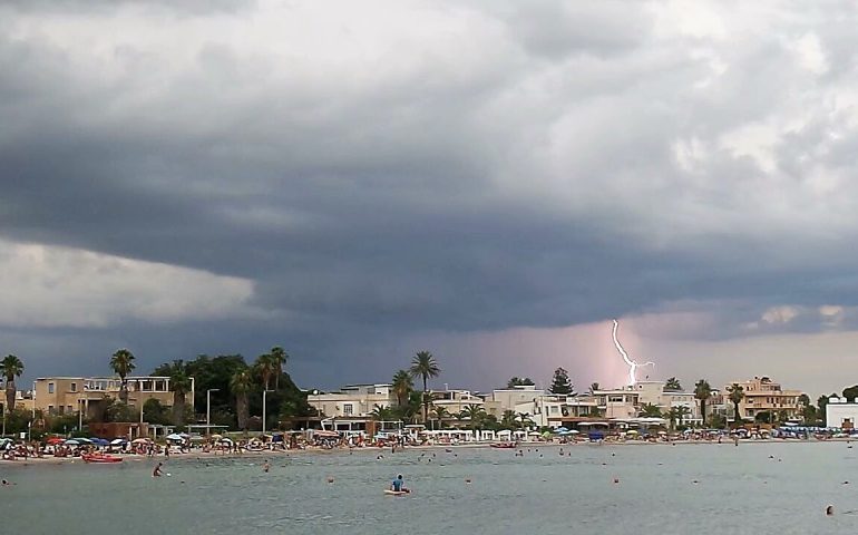 La foto. Spettacolare pioggia di fulmini al Poetto. La sequenza