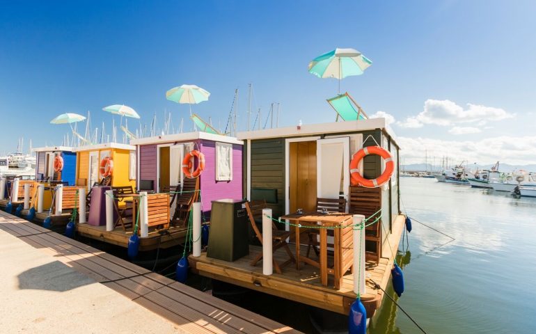 (Photogallery) House boat Sardinia, camper galleggianti: la nuova frontiera dell’ospitalità
