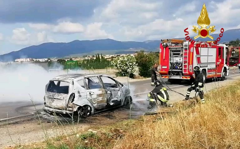 Serdiana, l’auto prende fuoco, il conducente riesce a mettersi in salvo