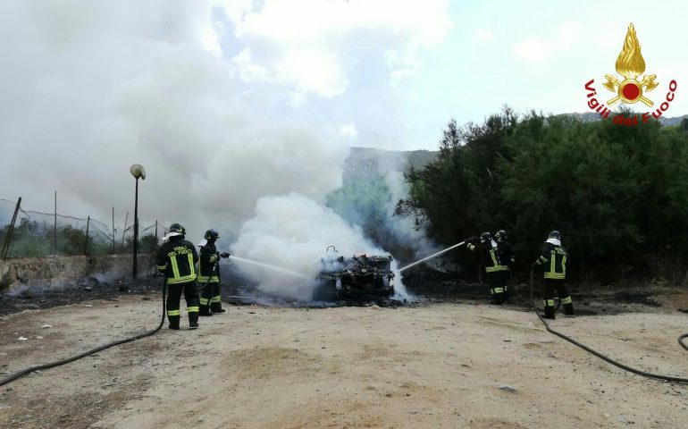 Solanas, fiamme in un camper vicino alla spiaggia. Esplodono bombole di gpl