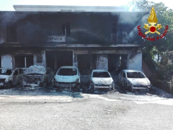 Officina Renault in fiamme, distrutte 12 auto a Isili. Statale 128 chiusa