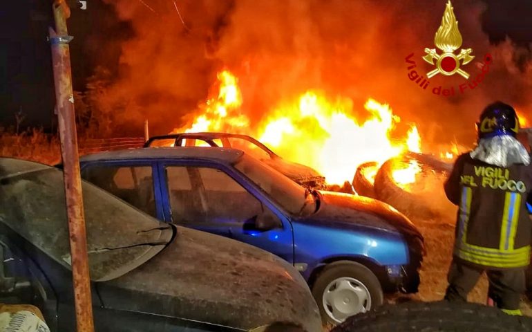 Vasto incendio di gomme a Villacidro: distrutte anche auto in sosta