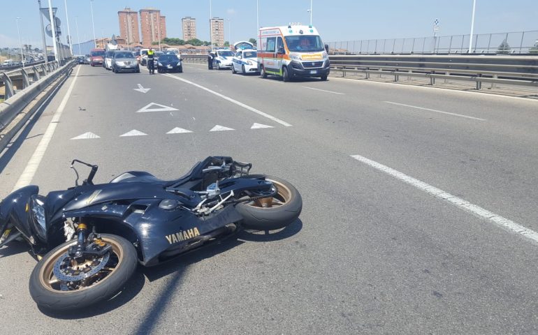 Cade dalla moto per una busta sulla visiera del casco, 27enne al Pronto Soccorso