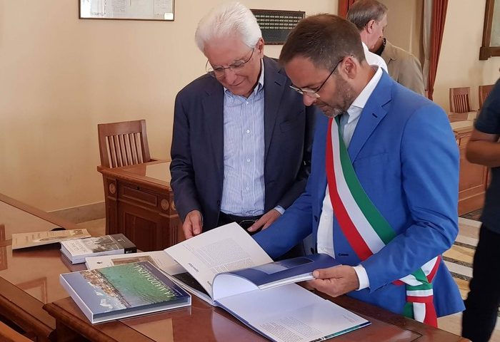 Il presidente Mattarella visita a sorpresa il Comune di La Maddalena