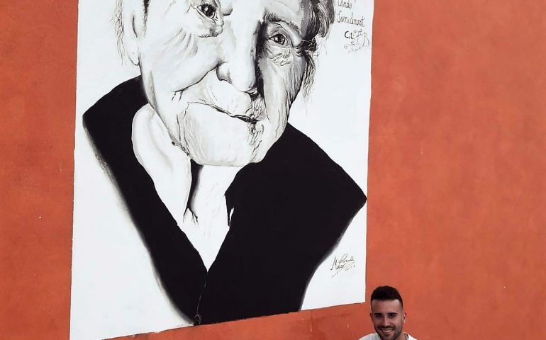 I ritratti dei centenari sui muri del paese: a Villagrande gli anziani rivivono grazie agli artisti