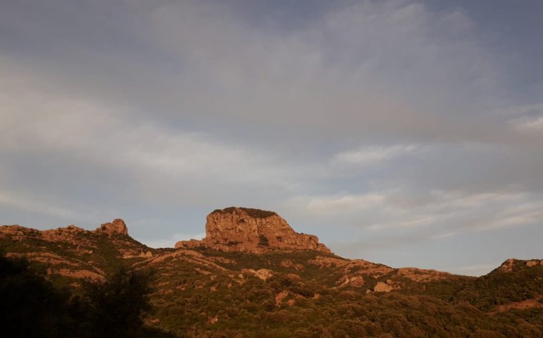 La foto del giorno: il profilo del monte Arcuentu si staglia contro il cielo azzurro