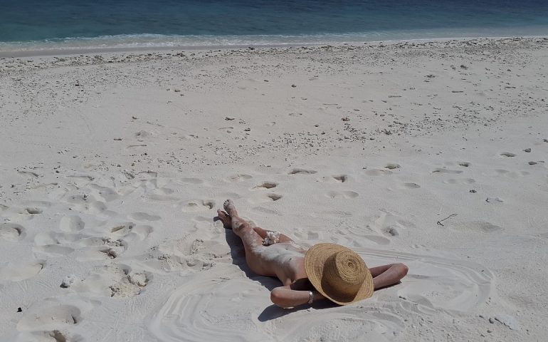 naturisti naturista naturismo nudisti nudismo nudista sardegna porto ferro donna nuda spiaggia