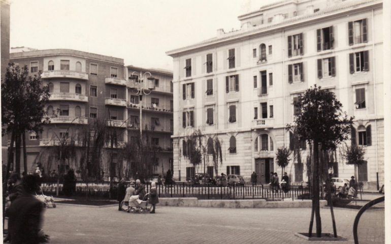 La Cagliari che non c’è più: una bella foto in bianco e nero di piazza Galilei nel 1959