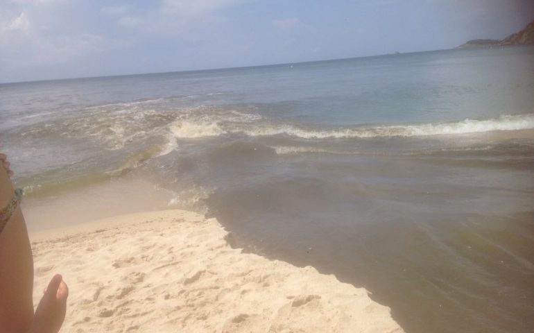 Il Riu Foxi si ingrossa e sfocia nella spiaggia di Campus, i bagnanti non riescono a ritornare al proprio ombrellone