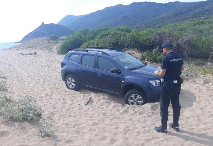 Ritornano i cafoni delle spiagge in Sardegna: turista con il suv a Porto Ferro