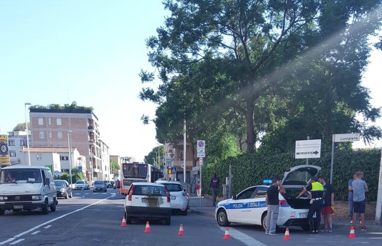 Cagliari, ubriaco fradicio provoca un tamponamento a catena in via Abruzzi