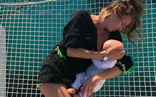 La foto. Tania Cagnotto si gode il mare della Sardegna e abbraccia la sua piccola Maya