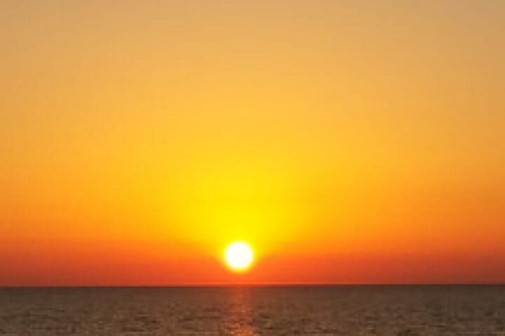 La foto: un tramonto infuocato nella costa Ovest, il mare di Torre dei Corsari si tinge di rosso