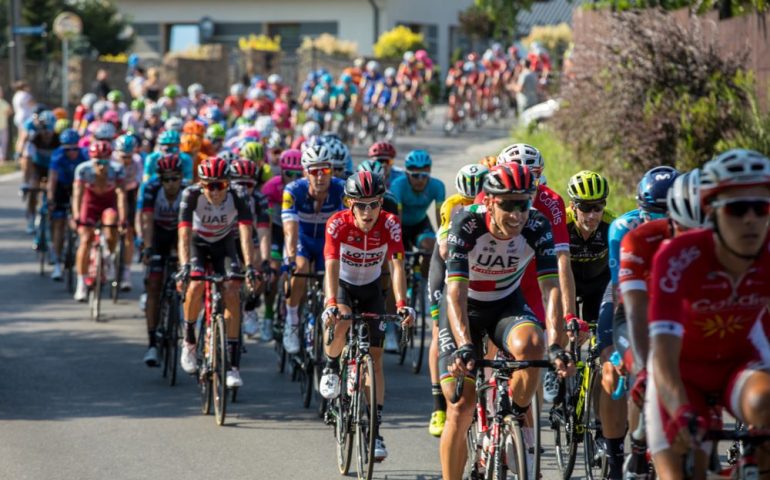 Vuelta di Spagna, bene Aru che arriva con i primi. Crollano Nibali e Porte. Vince Valverde, Kwiatkowski nuovo leader