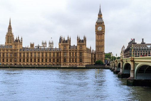 Londra. Auto contro barriere a Westminster: arrestato un uomo