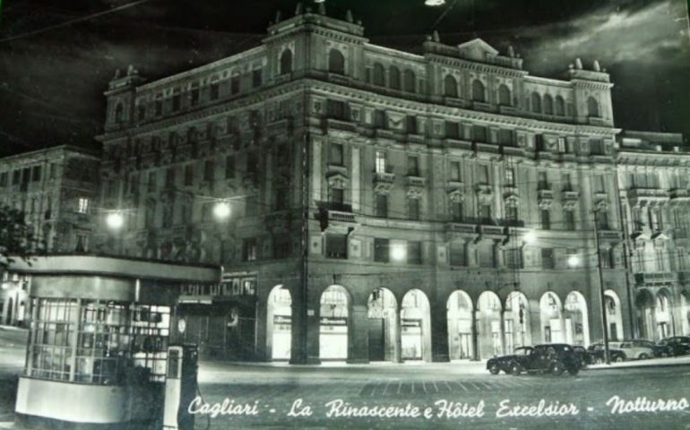 La Cagliari che non c’è più: il palazzo de La Rinascente e l’Hotel Excelsior in una foto del 1953