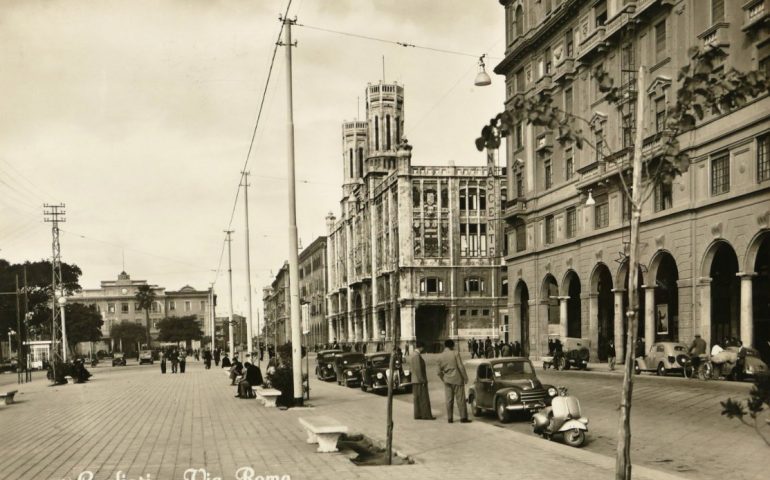 La Cagliari che non c’è più: una bella immagine di via Roma in bianco e nero nel 1953