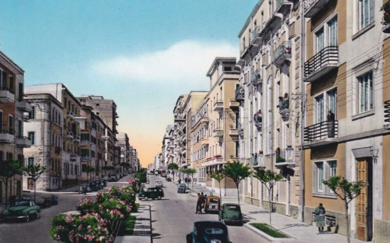 La Cagliari che non c’è più: via Dante in una foto a colori del 1958