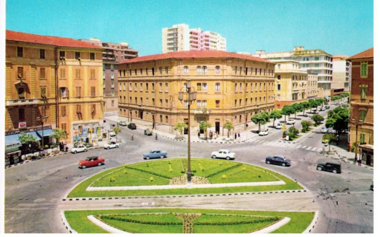 La Cagliari che non c’è più: piazza San Benedetto colorata in una bella immagine del 1959