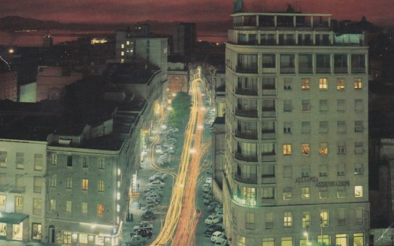 La Cagliari che non c’è più: Corso Vittorio Emanuele, giochi ed effetti di luce in un notturno del 1968