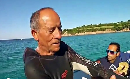 Da Putzu Idu a San Giovanni di Sinis a nuoto: la grande impresa di un uomo di 77 anni