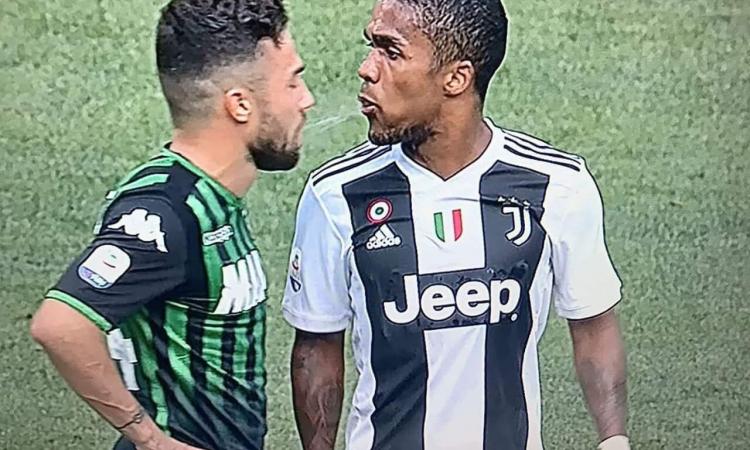 Douglas Costa, lo sputo a Di Francesco costa caro: 4 giornate di squalifica allo juventino