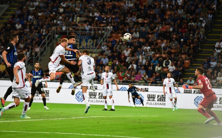 Cagliari lodevole a San Siro, l’Inter però passa per 2-0 con Martinez e Politano