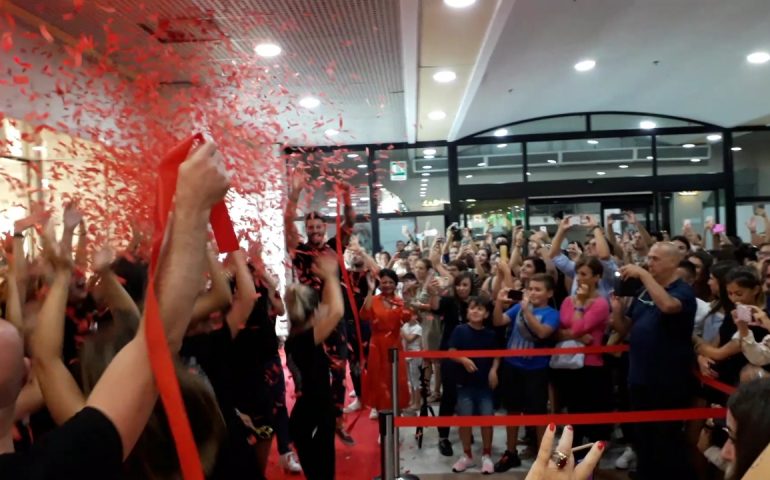 (VIDEO) Pienone all’apertura di H&M di Sestu: il personale accoglie i clienti con musica e trenino