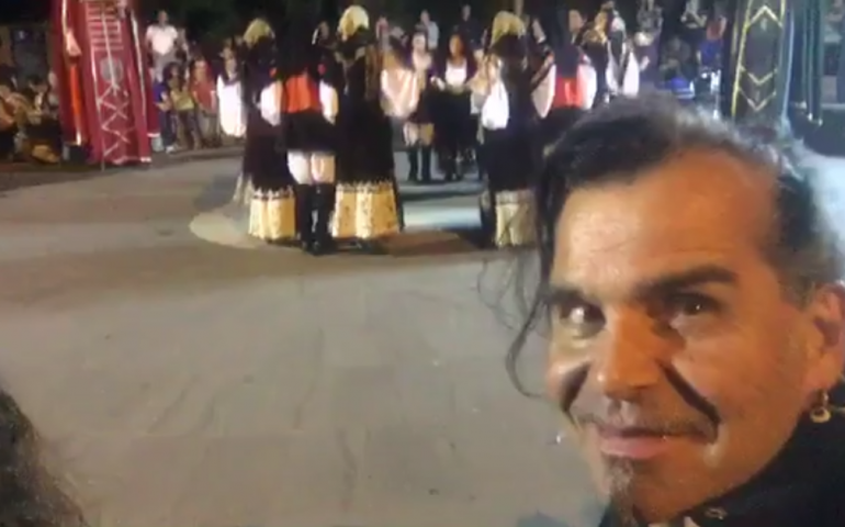 (VIDEO) Piero Pelù stregato a Oliena da su ballu tundu: “Roba Rock ‘n roll vera”