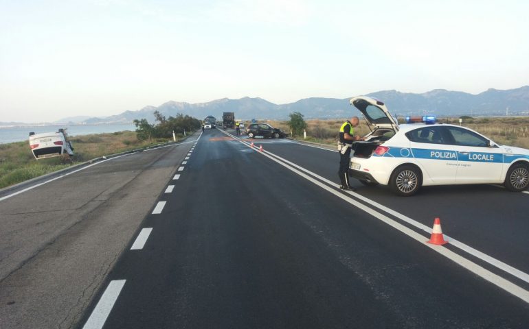 Incidente auto ribaltata polizia municipale cagliari