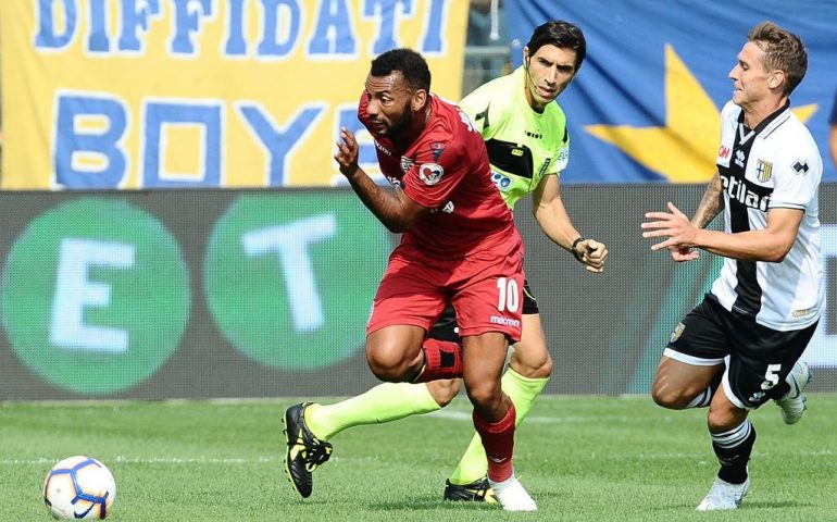 Un gol pazzesco di Gervinho punisce un Cagliari brutto, 2-0 per il Parma al Tardini