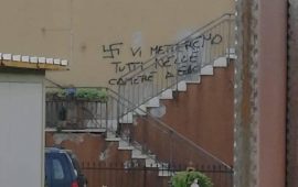 Le scritte comparse fuori dalla villetta della coppia gay aggredita in provincia di Verona