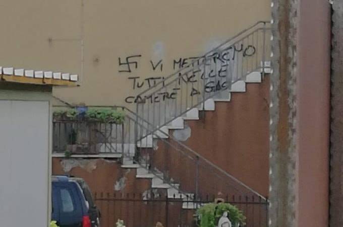 Le scritte comparse fuori dalla villetta della coppia gay aggredita in provincia di Verona