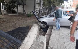 Rocambolesco incidente in via Flavio Gioia perde il controllo dell'auto e sfonda un muretto (2)