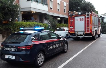 Vigili del fuoco carabinieri assemini incendio fiat seicento