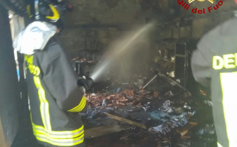 Paura a San Nicolò Gerrei. Fiamme devastano un magazzino