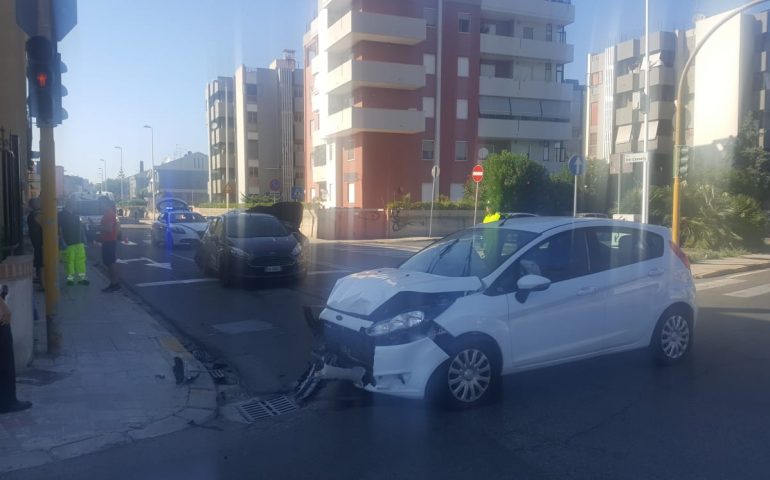 Non rispettano il semaforo rosso e si scontrano. Incidente ieri a Pirri