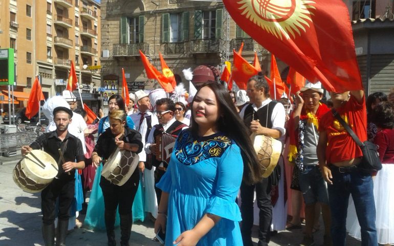 La foto del giorno. Una ragazza sfila a Cagliari alla Festa dell’Indipendenza del Kirghizistan
