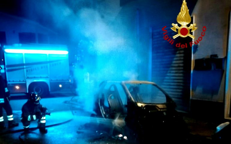 Auto in fiamme ad Assemini. Paura per un’abitazione vicina