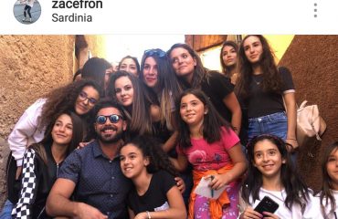 Zac Efron circondato da fan per le strade di Aritzo